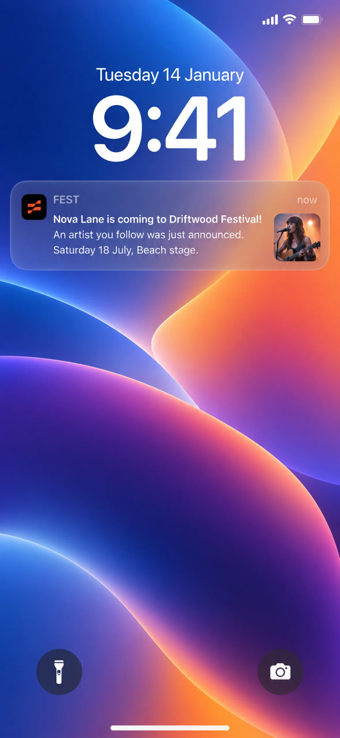 Una notificación en la pantalla de bloqueo que avisa a un fan de que un artista al que sigue toca en el festival