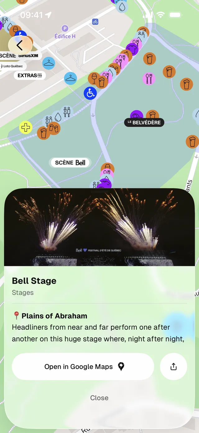 Una ficha de escenario en el mapa con foto y un botón de Google Maps